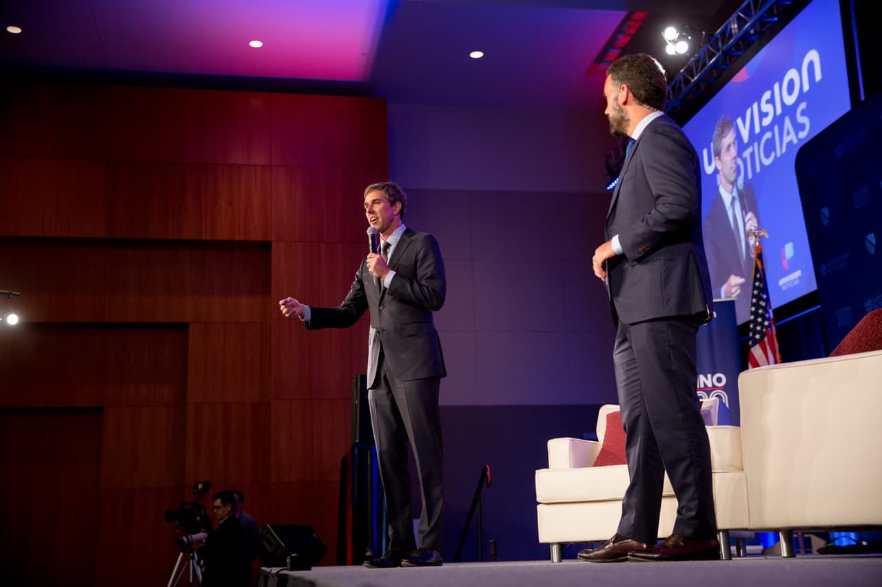 Finalmente el último en participar fue Beto O'`Rourke. El texano comenzó hablando de El Paso, su ciudad natal. Explicó que no es posible tratar a la inmigración como un problema de seguridad cuando su tierra, que calificó como una zona fronteriza extensa “donde conviven tres millones de personas que hablan dos idiomas”, es un lugar seguro.