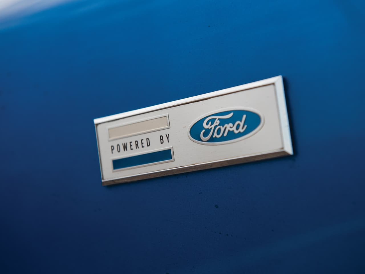 En 1962 
<b>Carroll Shelby</b> compró carrocerías sin motor del fabricante inglés 
<b>AC</b> y convenció a 
<b>Ford </b>de proveerlo con motores
<b> V8 de bloque pequeño. </b>Inicialmente los motores eran de
<b> 260 pulgadas cúbicas (del Ford Falcón) </b>y luego de
<b> 289 pulgadas cúbicas </b>(de los Ford Fairlane y Mustag) 
<b>. </b>La colaboración creó al legendario
<b> AC Cobra </b>o
<b> Shelby Cobra</b>, un producto que ni 
<b>AC</b> ni 
<b>Ford</b> imaginaron antes de la intermediación de 
<b>Shelby</b>.