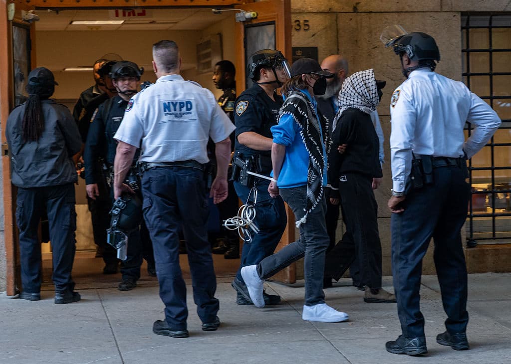 Las autoridades estatales y municipales reaccionaron con firmeza. La gobernadora Kathy Hochul enfatizó que si bien el derecho a la protesta pacífica está protegido, el vandalismo y la violencia son "completamente inaceptables".