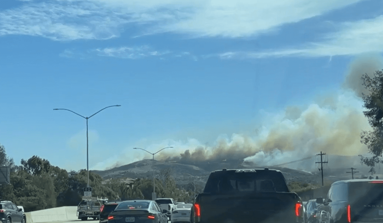 El incendio Norte Fire se extendió rápidamente por la zona de San Clemente y San Juan Capistrano, impulsado por los fuertes vientos de Santa Ana. Las llamas avanzaron por cientos de acres y obligaron a desplegar equipos de emergencia.