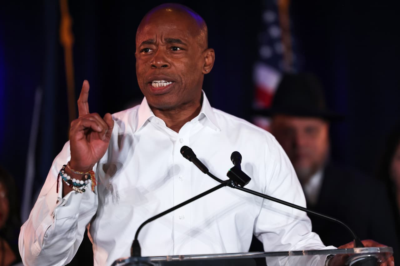 Eric Adams será el alcalde número 110 de la ciudad de Nueva York, según Associated Press. El actual presidente del distrito de Brooklyn se impuso ante el republicano Curtis Sliwa. "Este es mi sueño hecho realidad, y no podría estar más orgulloso de representar a la ciudad que todos amamos como su alcalde electo", manifestó en Twitter.