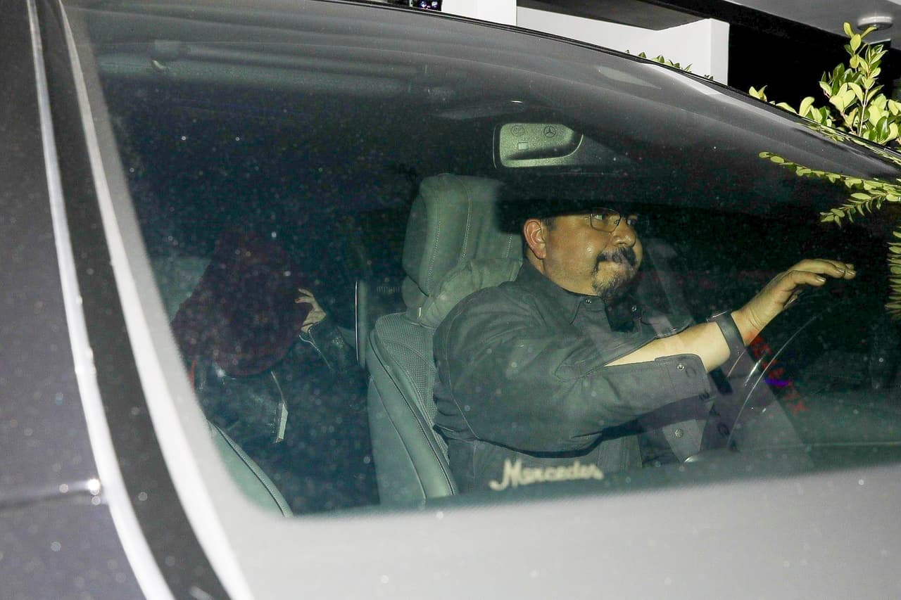 Esta vez el medio consignó que Bad Bunny y Kendall Jenner fueron vistos saliendo de otro lugar la noche del sábado 18. 
<br>