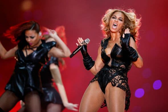 Ni el mejor guionista de Hollywood hubiese podido escribir un libreto mejor que el Super Bowl 2013. Con lágrimas, risas, entretenimiento, estupor, suspenso, miedo y mucha emoción, este Super Bowl “tuvo de todo un mucho”. El coro de la escuela de Newtown que sufrió en diciembre una matanza que conmocionó al mundo, con 26 niños de la escuela primaria Sandy Hook, abrió la ceremonia previa al partido con la canción "America The Beautiful", al lado de la actriz y cantante Jennifer Hudson. Los estudiantes llevaban lazos verdes en homenaje a los 20 niños y 6 adultos asesinados en Sandy Hook el pasado 14 de diciembre, y durante su actuación muchos de los jugadores y espectadores apenas pudieron contener las lágrimas. Después le tocó el turno a Alicia Keys, quien al piano y con un sexy vestido rojo de tirantes interpretó el himno nacional estadounidense, agregando algunas palabras en la estrofa final, ante el estupor de algunos. La actuación musical del descanso, la más esperada siempre, correspondió este año a Beyoncé y llegó precedida de la polémica después de que la estrella admitiera que cantó el himno nacional en falso directo, sobre una canción pregrabada, durante la ceremonia de la segunda investidura presidencial de Barack Obama. La artista con mucha fuerza y sin dejar de bailar sobre un escenario con fuegos artificiales y luces con la forma de su rostro y su larga melena, vistiendo un conjunto de cuero negro de Rubin Singer, con guantes a juego y botines de tacón, y acompañada de más de 100 bailarines repasó algunos de sus éxitos como "Love on Top", "Crazy in Love", "Baby Boi" y "Till the End of Time". Se unieron a ella después Kelly Rowland y Michelle Williams, sus compañeras en el ya disuelto grupo Destiny's Child y vestidas también de negro. Las tres cantaron y bailaron sincronizadas "Independent Woman" y "Single Ladies (Put A Ring On It)". En el tercer cuarto del partido se produjo un inesperado apagón, que duró 34 minutos, y que fundió a negro las televisiones de millones de hogares en todo el país y dejó en blanco a los presentadores de la cadena CBS, la encargada de la retransmisión. Con cada bloque de treinta segundos de publicidad vendido a un precio de entre 3,7 y 3,8 millones de dólares, los dos anuncios de Chrysler estuvieron entre los mejores, según un sondeo realizado por The Wall Street Journal a ejecutivos publicitarios y espectadores, pero según USA Today el primer lugar correspondió a Budweisser. También fueron muy comentados en Twitter los de Taco Bell y Doritos, en una noche en la que rostros conocidos como los actores de comedia Amy Poehler ("Parks and Recreation"), Tracy Morgan ("30 Rock") y Kaley Cuoco ("The Big Bang Theory"), y la modelo Bar Refaeli se colaron en algunos de los anuncios.