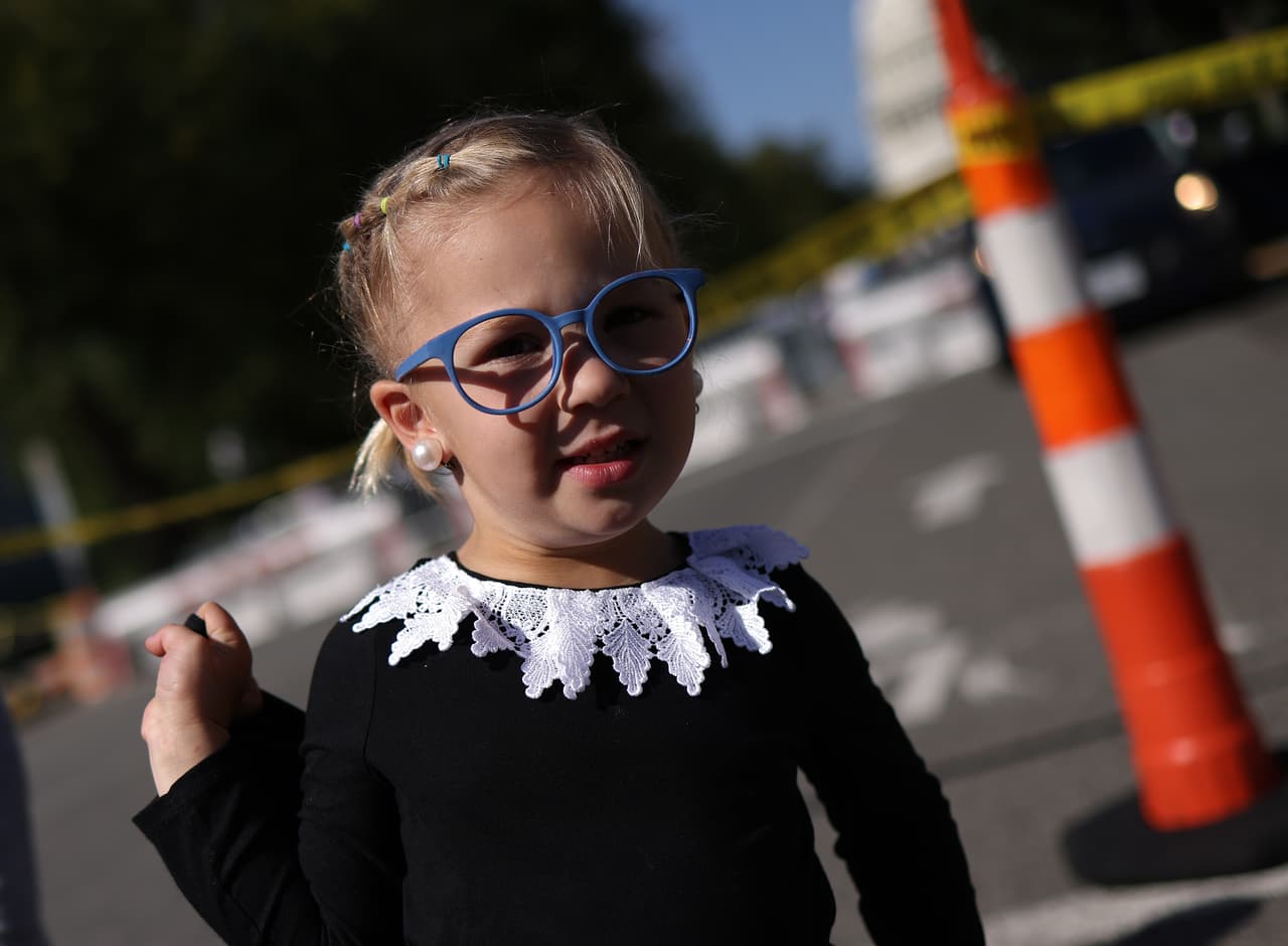 Lucille Wilson, una niña de tres años que fue llevada a la ceremonia viste una blusa de cuello grueso al estilo de las que utilizaba la magistrada Ginsburg. 
<br>