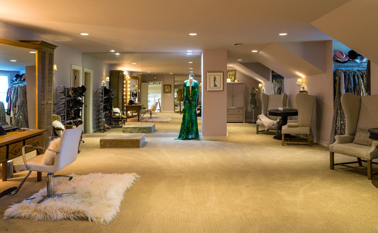 ¿Identificas ese vestido verde del fondo? Sí, se trata del icónico atuendo que utilizó Jennifer López durante la entrega del Grammy en el 2000, el cual es el protagonista del grande armario de la cantante.