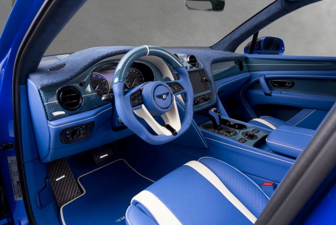 Mansory también realizó una cirugía interior a la Bentley Bentayga. Los interiores no tienen nada que ver con lo que se ha visto en la versión de producción. Al ser una opción completamente personalizada se ha transformado de pies a cabeza, empezando por los colores. El precio no se sabe, ya que Mansory se ha negado a dar un aproximado.