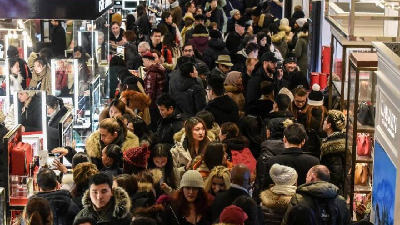 <b>Seguridad en la tienda</b>
<br>- Crea una lista de compras para mantenerte enfocado y dentro del presupuesto
<br>- No discutas ni pelees por un artículo; evita confrontaciones con otros clientes
<br>- Si llevas efectivo establece una cantidad para gastar y sácalo solo al pagar
<br>- Guarda tus recibos para posibles aclaraciones y monitorea todas tus compras
<br>- Mantente alerta de tu alrededor y cuida pertenencias como bolsas o carteras.