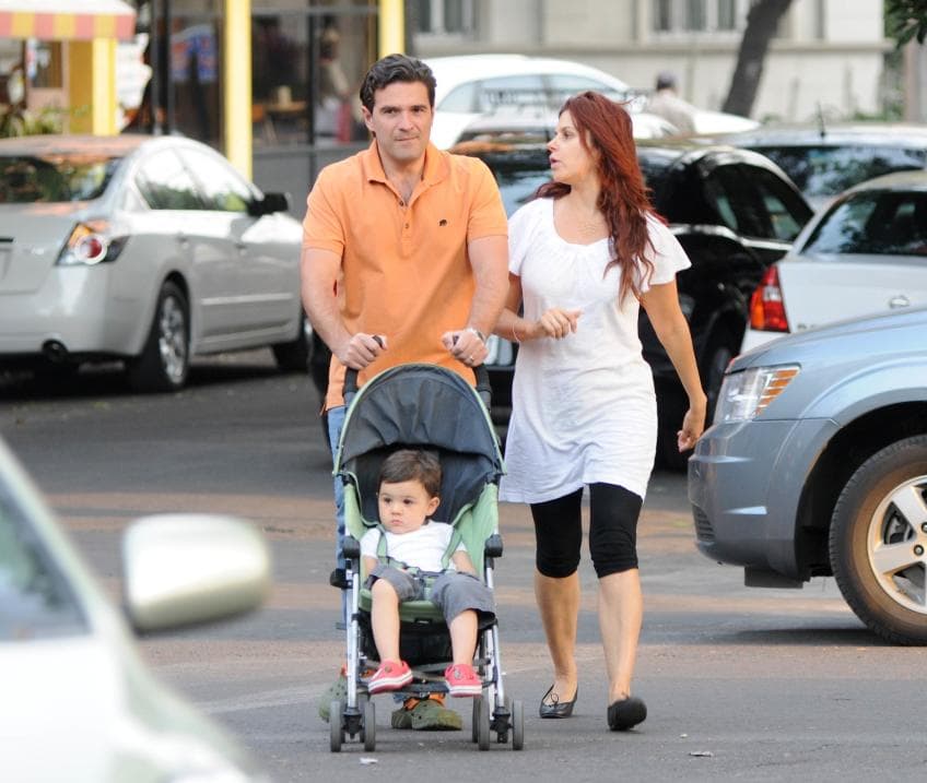 Tiene tres hijos con él, Santi, Angelita y Mónika, a los que adora.