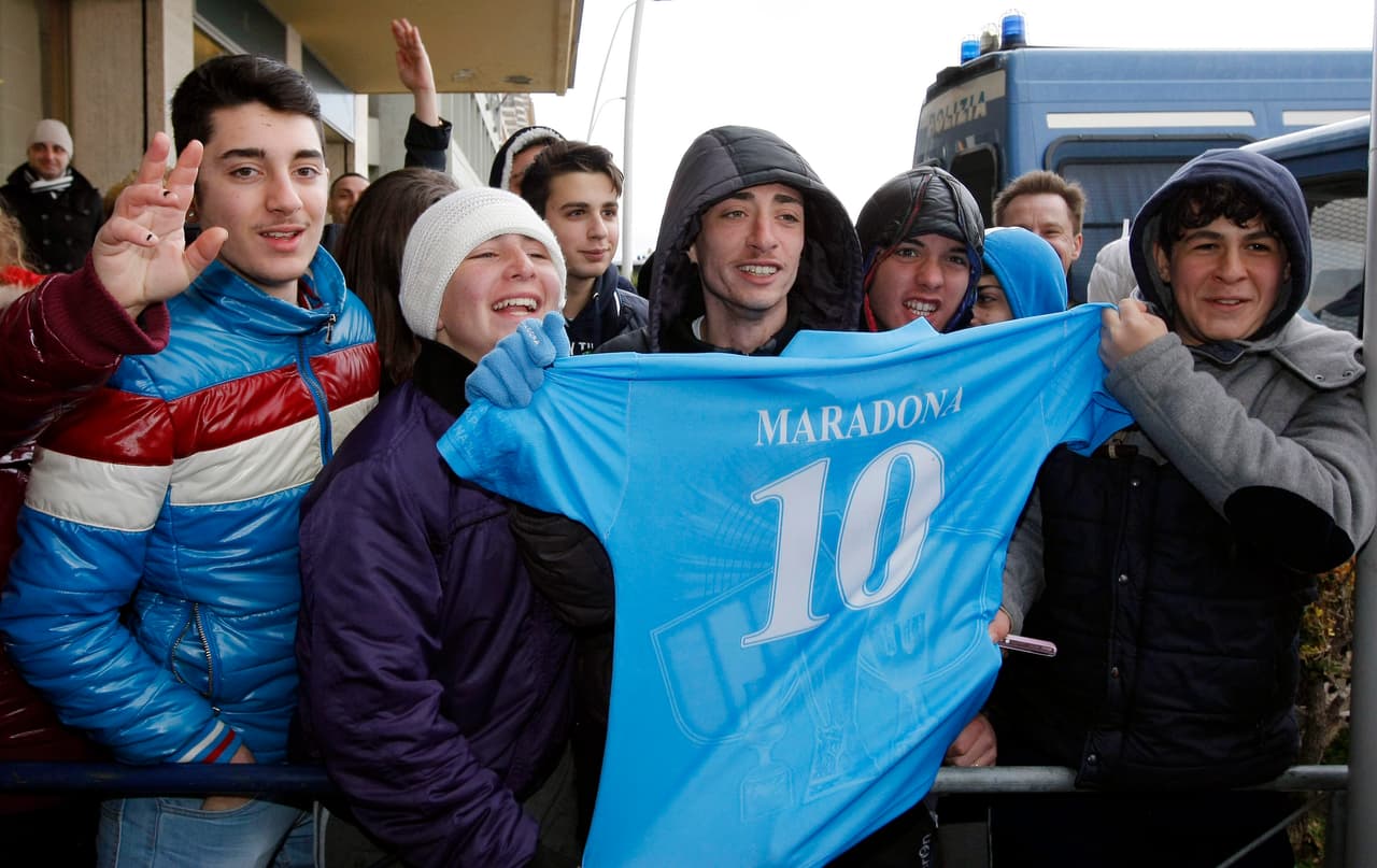 Muchos jóvenes fanáticos de Nápoles, que seguramente ni siquiera vieron a Maradona en acción, han mantenido la veneración al ídolo argentino en estos 30 años.