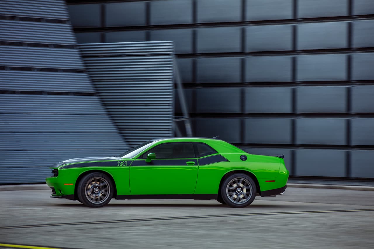 Dodge Challenger T/A 2017 cuenta con características especiales como las nuevas luces delanteras “Air Catcher” con logotipos T/A iluminados por luces LED, junto con dos distintivos conductos de aire NACA en el capó, diseñados para optimizar la entrada de aire frío a la caja de aire con filtro cónico de Mopar.