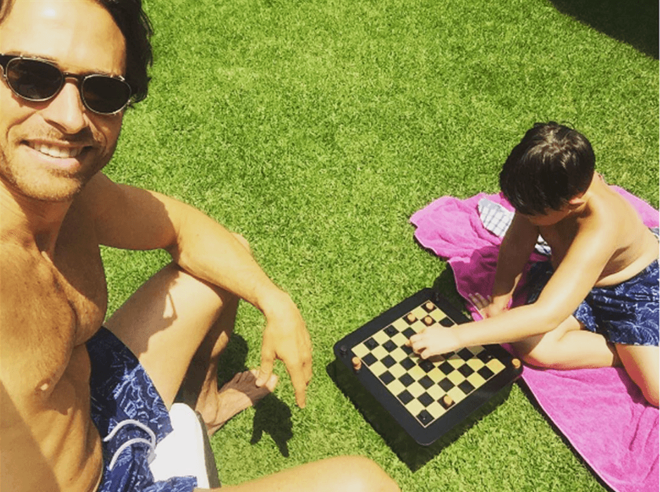 Otra de las cosas que más ama en la vida es su faceta como padre, por eso disfruta cada momento que pasa con Santi, hasta utiliza el #SantiTime cuando publica fotos con su pequeñín.