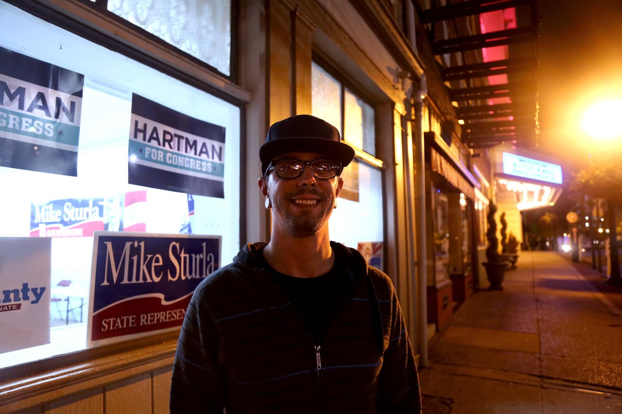 Scottie Collins, 33, se mudó a Lancaster buscando trabajo y nuevas oportunidades. No piensa votar por Donald Trump, aunque la mayoría de sus vecinos en su antiguo hogar, Coal Township, vayan a hacerlo.