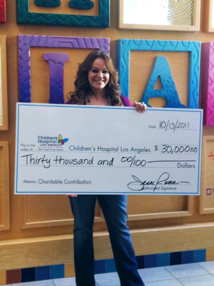 Su labor no se limitaba a la donación de dinero, Jenni visitaba frecuentemente a niños que padecían leucemia en distintos hospitales de Estados Unidos y México.