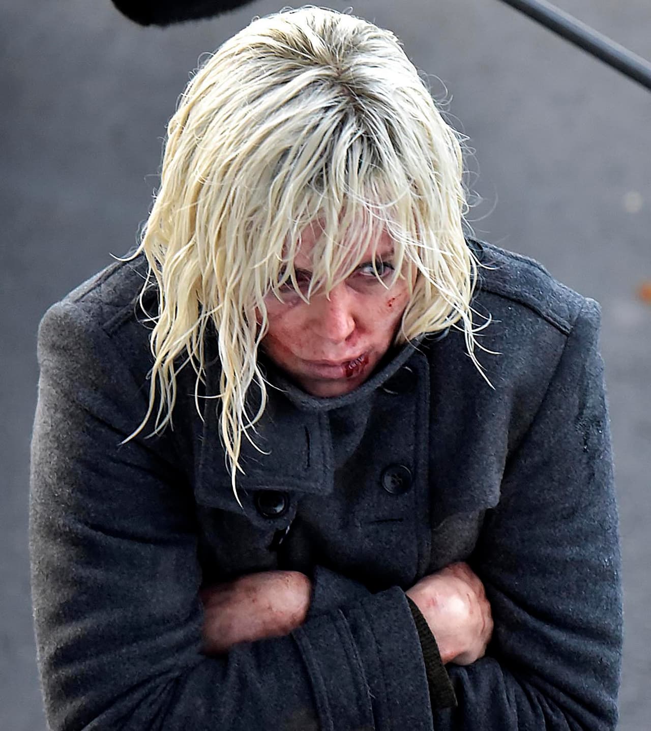 Y más adelante, la vimos con el cabello empapado y muerta de frío.
