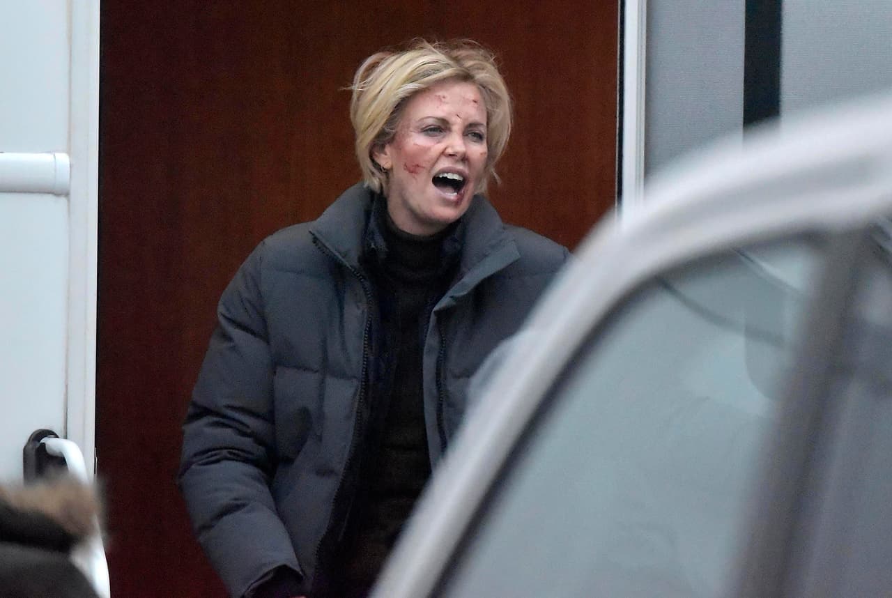 Está toda golpeada y ensangrentada.