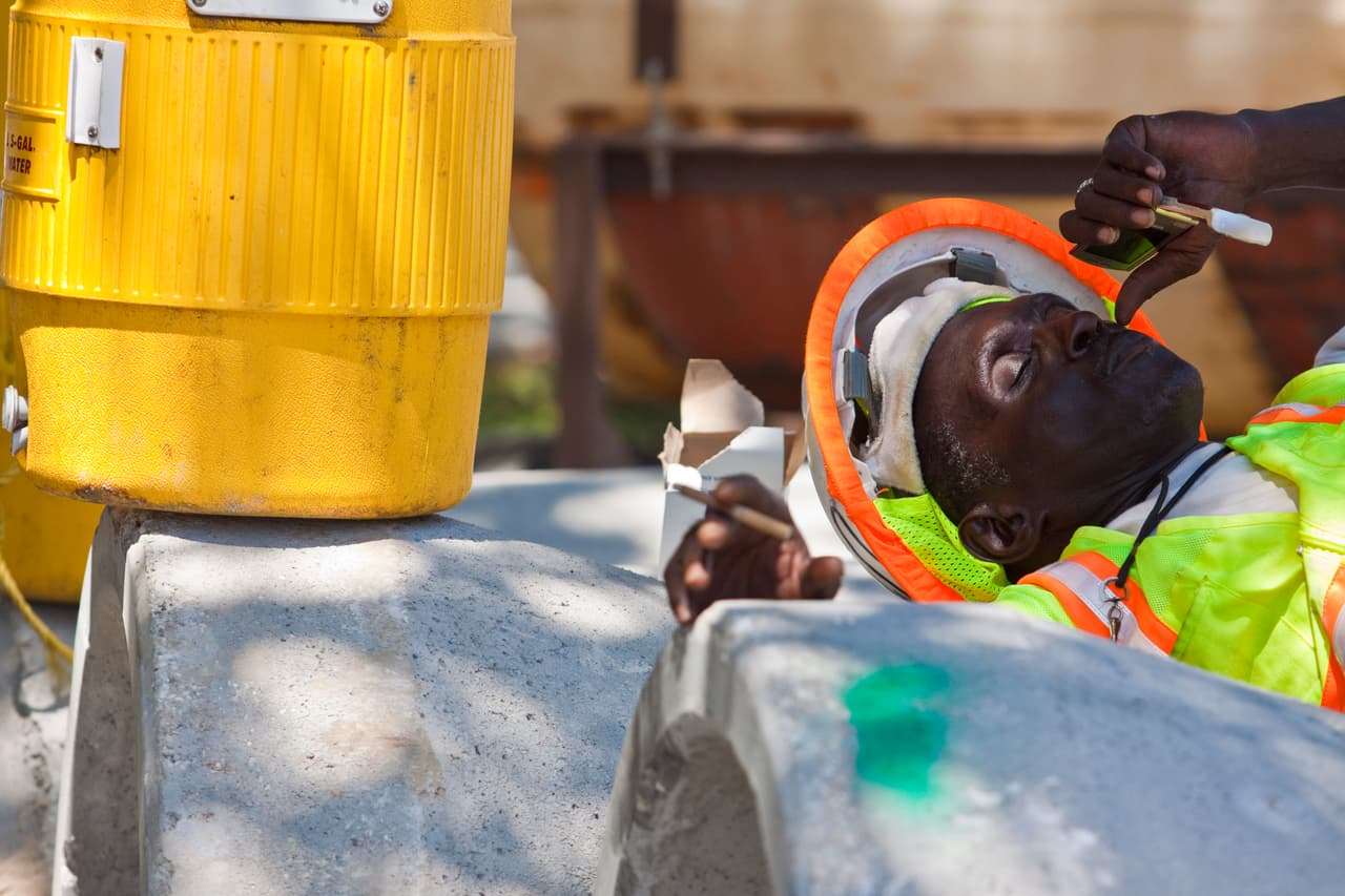 El 
<a href="https://www.cdc.gov/spanish/niosh/docs/2011-174_sp/default.html" target="_blank">golpe de calor</a> es un trastorno ocasionado por el exceso de calor en el cuerpo, generalmente como consecuencia de la exposición prolongada a altas temperaturas o del esfuerzo físico en altas temperaturas.