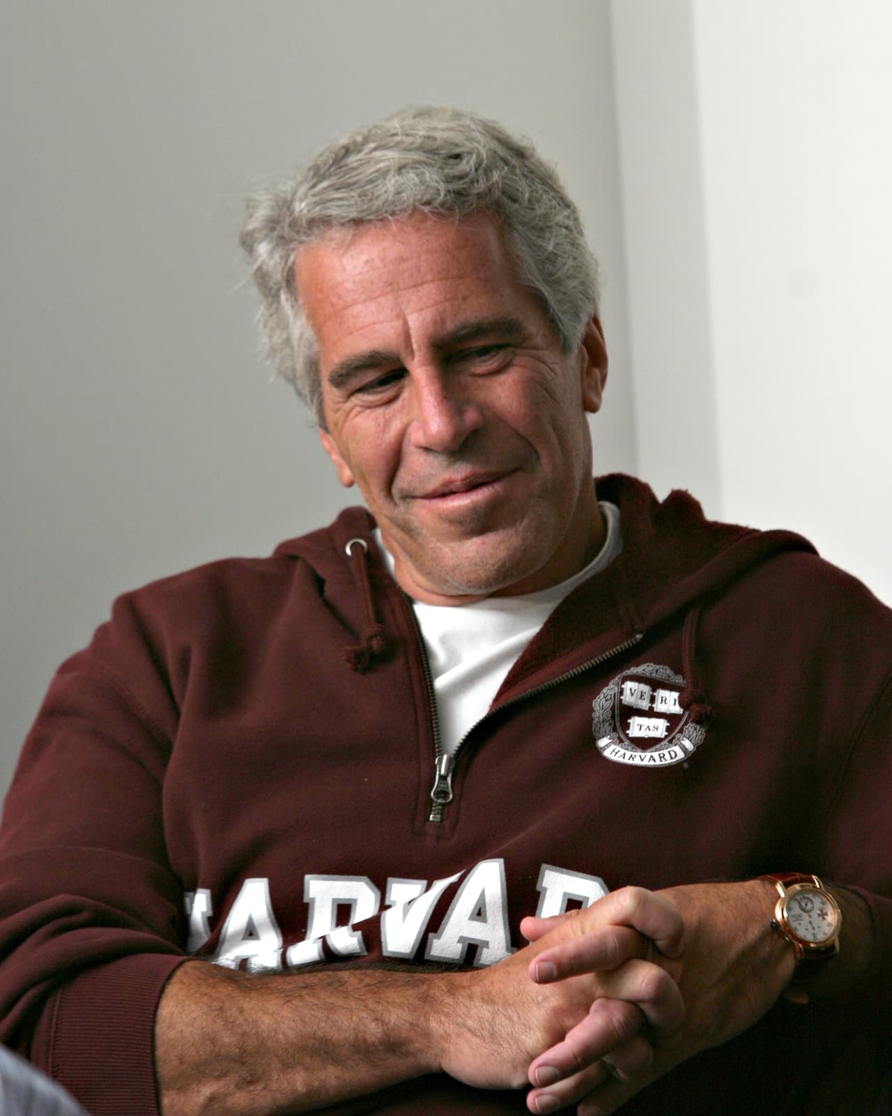 "Las otras chicas parecían ser
<b><a href="https://www.univision.com/noticias/criminalidad/que-pasa-ahora-con-el-caso-de-jeffrey-epstein-el-amigo-de-poderosos-acusado-de-trafico-sexual-muerto-en-prision" target="_blank">menores de 18 años</a> </b>y realmente no hablaban inglés. Epstein se rió por el hecho de que realmente no podían comunicarse, diciendo que son las chicas 'más fáciles' para quedar bien con ellas", relató la mujer.