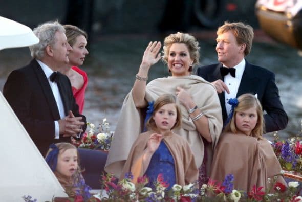 El estilo espontáneo de Máxima y la comedida rigidez de Guillermo-Alejandro hacen que se presenten como un “dúo real perfecto, adaptado a las necesidades de su tiempo”.