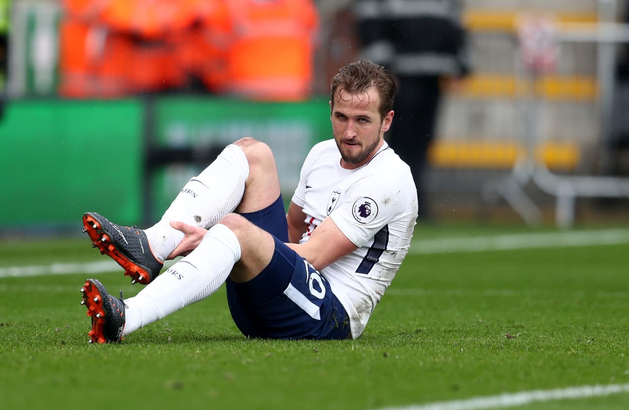 El caso más reciente es el del delantero inglés Harry Kane, quien sufrió una fuerte torcedura en su tobillo derecho en el juego ante Bournemouth. Se dice que podría estar dos o tres semanas por fuera de las canchas, si se confirma un esguince de un alto grado.