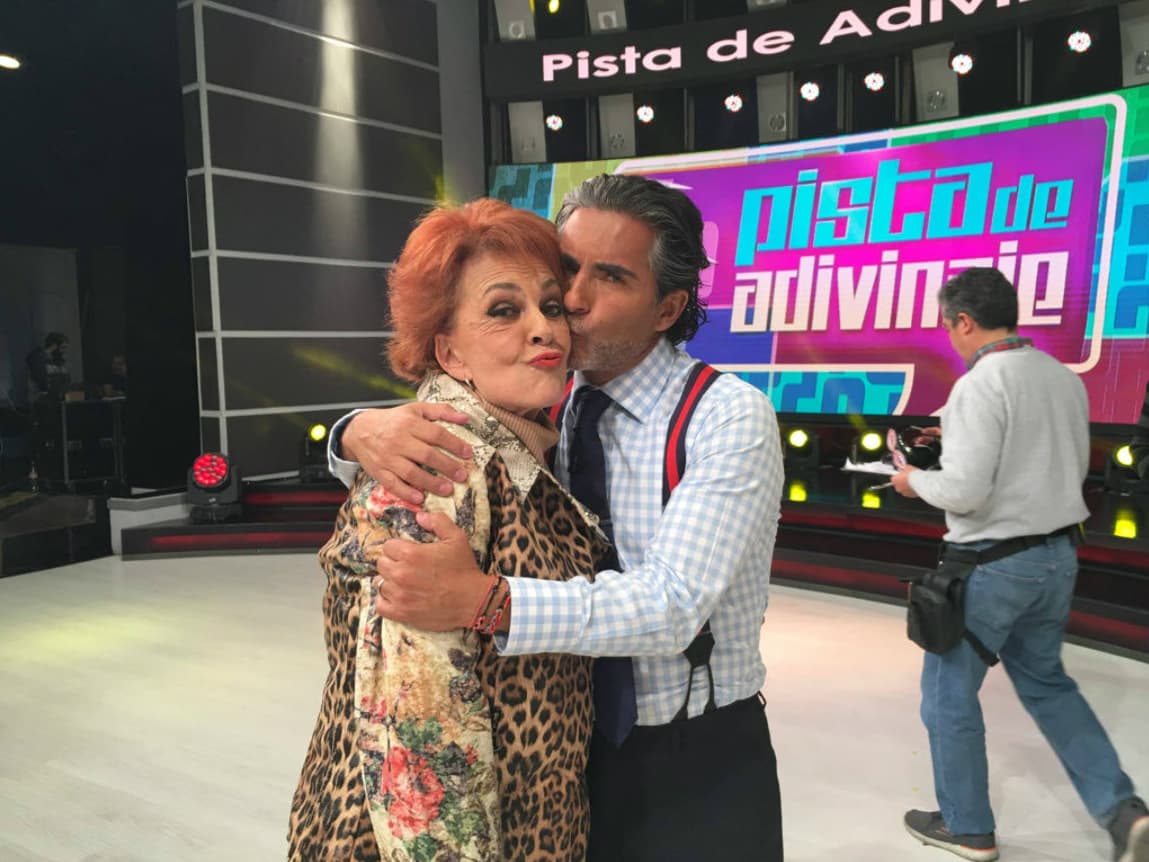 Raúl 'El Negro' Araiza también le mostró su gran apreció a Talina Fernández.
