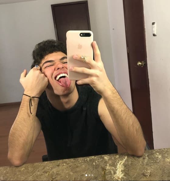 El actor 
<b><a href="https://www.univision.com/shows/premios-juventud/el-look-de-joaquin-bondoni-en-premios-juventud-provoca-una-fuerte-sacudida-en-twitter-y-emilio-osorio-fotos">Joaquín Bondoni</a></b> quisiera una formación escolar como la de chicos de su edad, pero también sabe que
<b> en ocasiones </b>su trabajo lo impide.