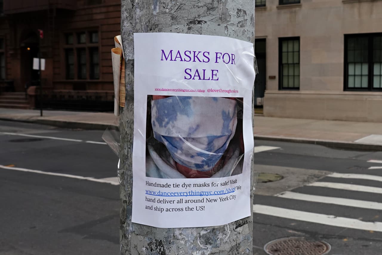 Un letrero anuncia "MASCARILLAS EN VENTA"