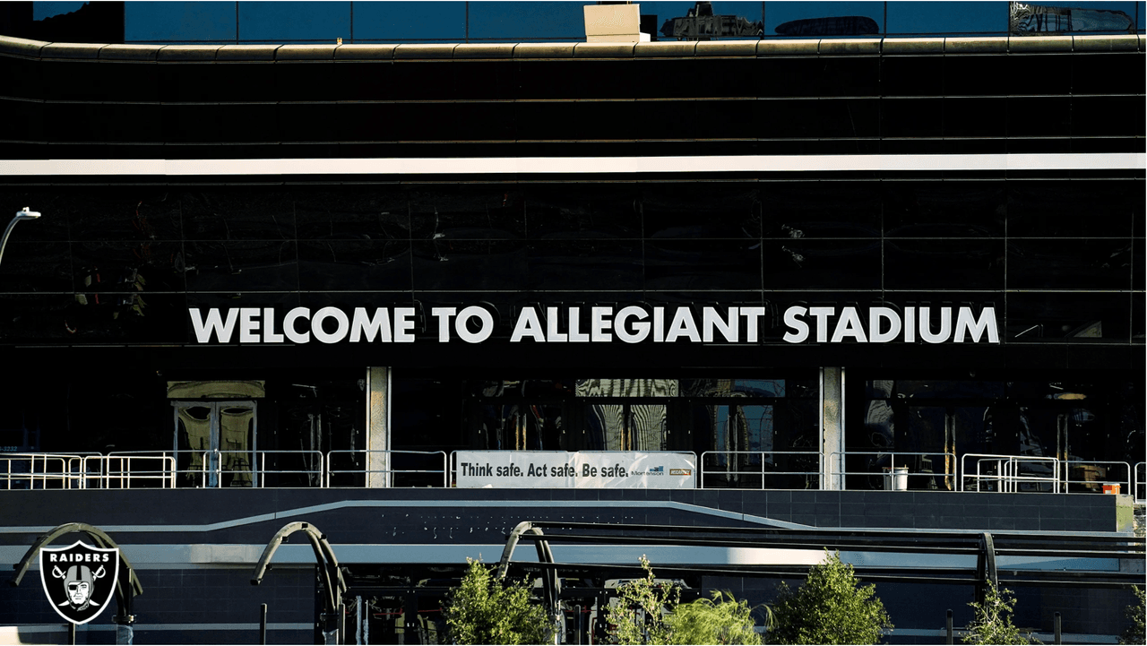Así dan la bienvenida al Allegiant Stadium.