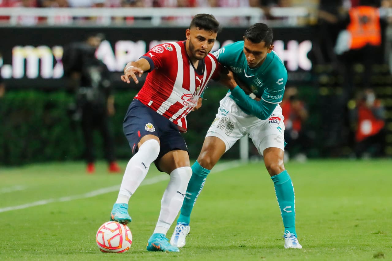 Chivas sigue sin ganar en el Apertura 2022 y ahora fue víctima de un arbitraje muy polémico y con el VAR que de poco ayudó a un partido que terminó con 10 hombres y ante un León que tampoco supo competir en los últimos minutos.