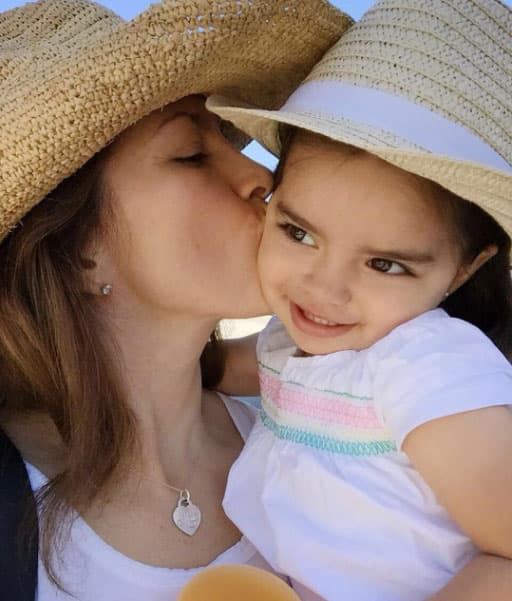 "Ser mamá de Aitana es lo mejor que me ha pasado en la vida. La soñé, la desée y la esperé durante mucho tiempo. La vida me concedió tenerla y hoy soy la mujer más afortunada del mundo de poder dedicarme a ella en cuerpo y alma como he elegido. Te amo Aitana!#amosertumamá #nomecambiopornadie".