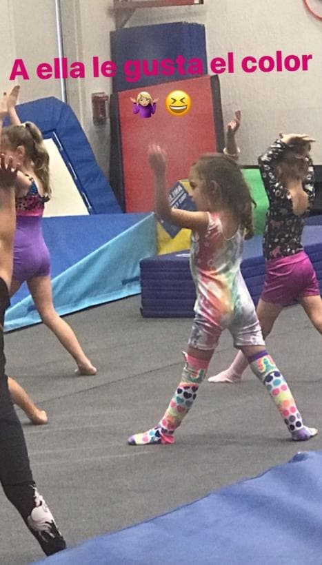 Michelle goza de las distintas 
<a href="https://www.univision.com/shows/despierta-america/michelle-tacher-ya-le-sigue-los-pasos-a-sus-hermanos-en-los-deportes-asi-se-divierte-bailando-y-practicando-karate-fotos" target="_blank">clases que toma</a>, aquí la vemos preparada para hacer sus ejercicios aeróbicos a todo color.