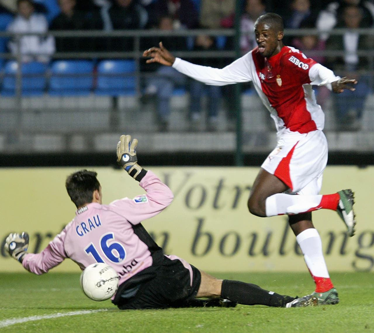 El enorme Yaya Touré, ícono del fútbol de Costa de Marfil, llegó a Mónaco tras jugar en Bélgica, Ucrania y Grecia. Aunque solo fue un año, su rendmiento lo llevó al Barcelona donde se hizo grande.
