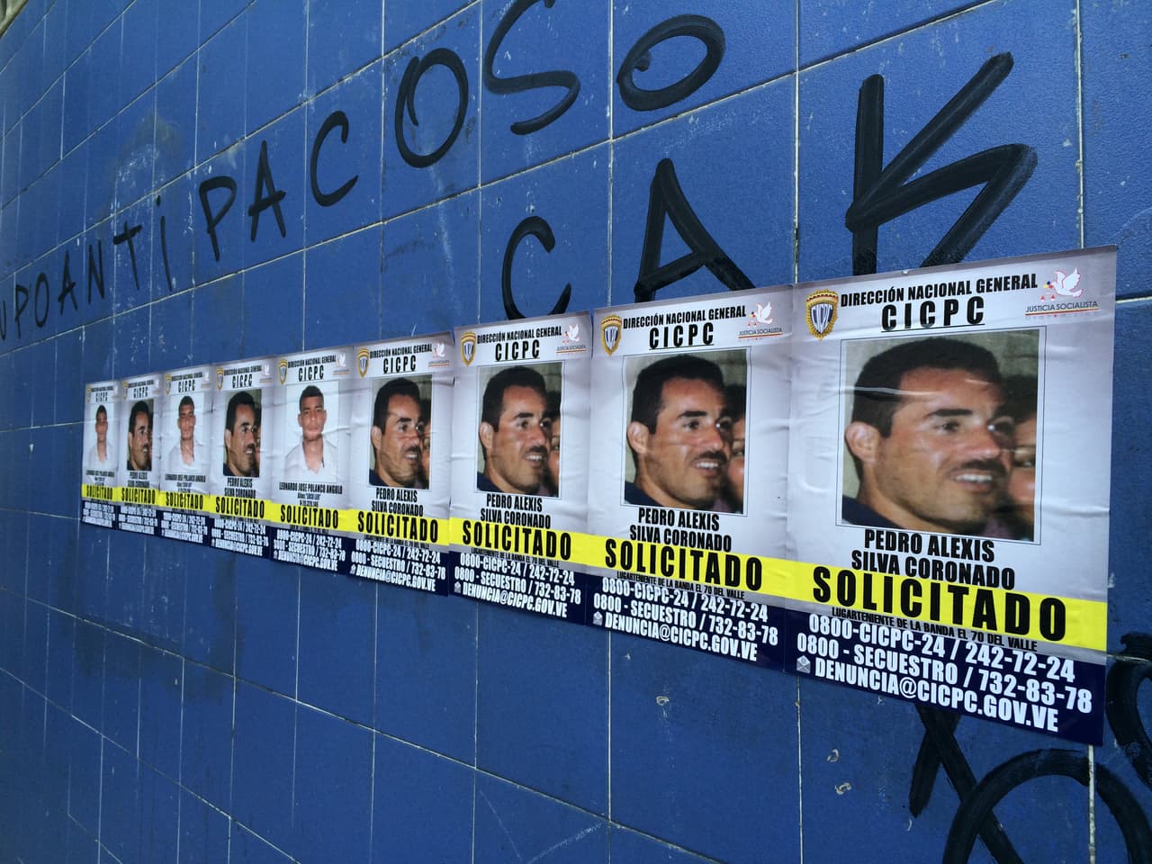 La policía científica venezolana forró las entradas del metro de Caracas y las paredes de un centro comercial en El Valle con fotografías de quienes aseguran son los sospechosos del saqueo.