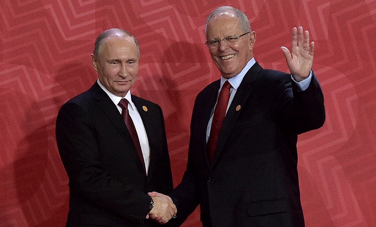 El presidente ruso, Vladimir Putin, estrecha la mano con el presidente de Perú, Pedro Pablo Kuczynski, en una nueva cumbre del Foro de Cooperación Económica Asia-Pacífico (APEC) el 20 de noviembre 2016. Tras la reunión, los líderes de Asia y el Pacífico enviaron un mensaje fuerte en defensa del libre comercio, en respuesta al proteccionismo pregonado por el reción electo presidente de Estados Unidos, Donald Trump. (Foto: Rodrigo Buendía / AFP / Getty Images).