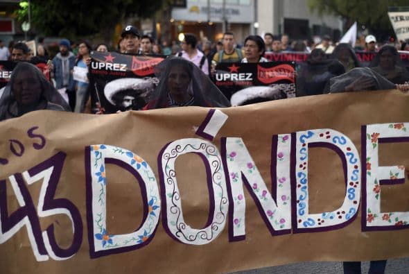 Y realizaron creativas pancartas.