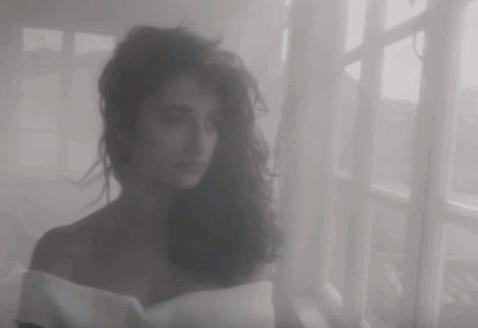 Penélope Cruz es otra de las celebridades que inició su carrera artística como modelo. Ella participó en el tema 'La fuerza del destino' de Mecano mismo que fue lanzado en 1989.