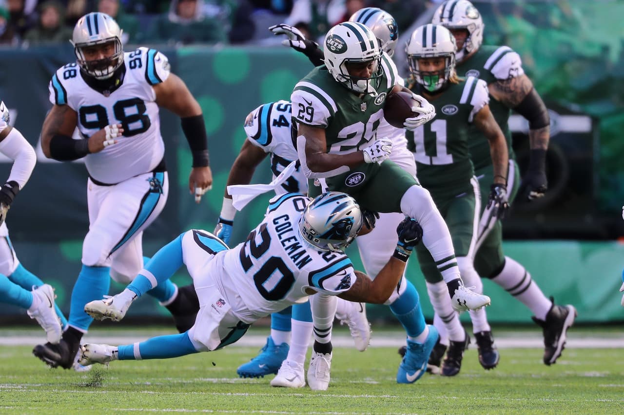 El ataque terrestre de los Jets desapareción en el encuentro. Bilal Powell fue su mejor corredor con sólo 34 yardas en 9 intentos.