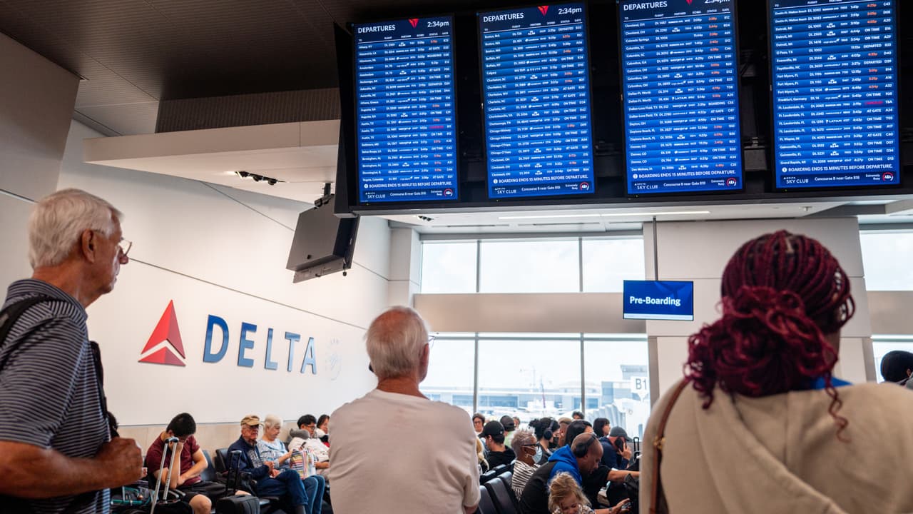 Viajar en vuelos domésticos con pasaporte extranjero, ¿puede representar riesgos? Abogado explica