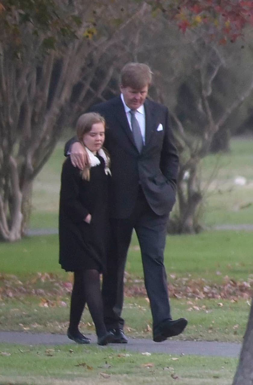 El rey Guillermo-Alejandro, se vio con su hija más pequeña. Una vez terminado el sepelio, la familia regresaría inmediatamente a Holanda sin participar en ningún tipo de actividad oficial.