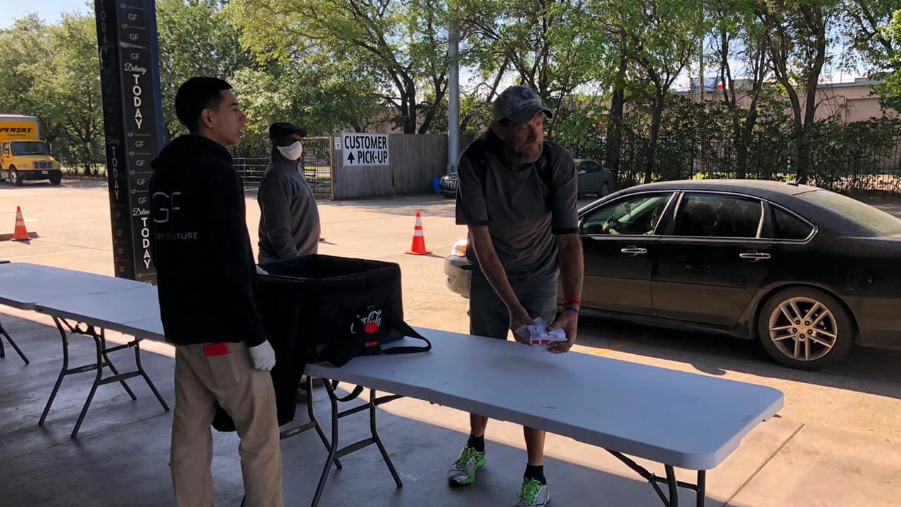 Las donaciones van dirigidas a personas de la tercera edad y niños a quienes se les entrega una comida la cual incluye un desayuno con jugo y el almuerzo con leche.