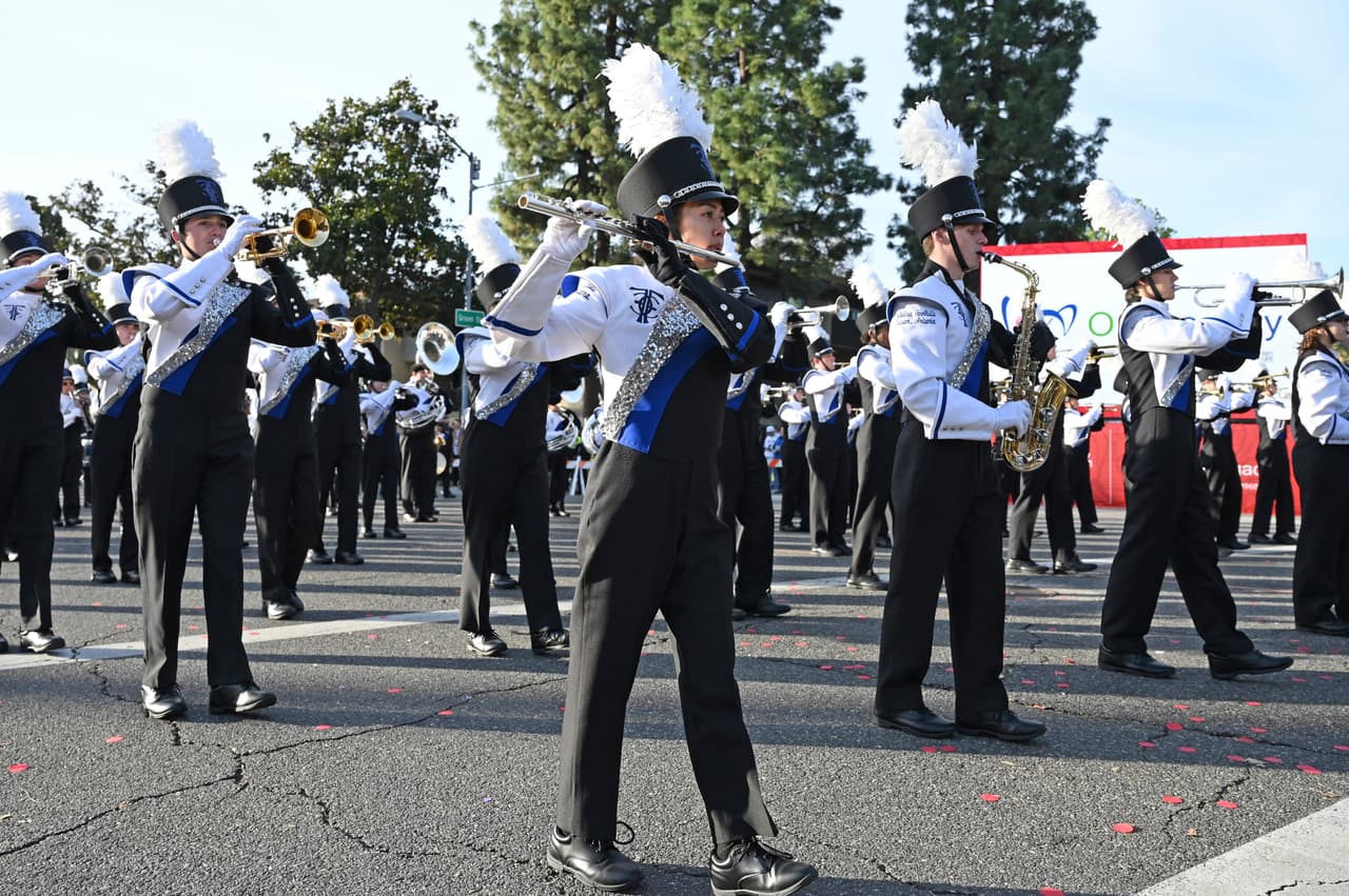 La Banda de Músicos Catalina Foothills Falcon se presentó en el 134º Desfile de las Rosas en Pasadena, California.