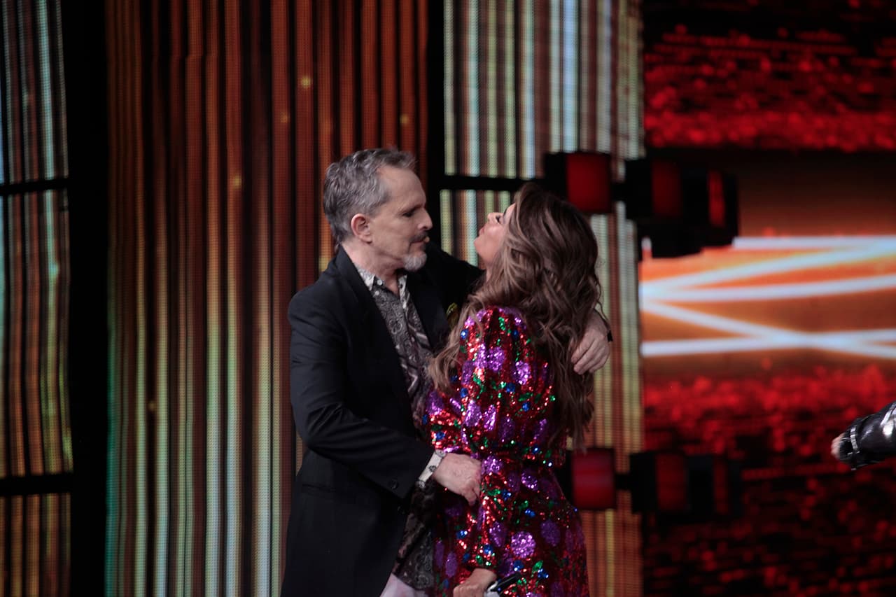 Después de pedirlo, Galilea Montijo no creyó que Miguel Bosé fuera a besarla. De hecho parecía resistirse.