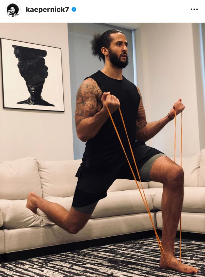Hace un par de meses, Kaepernick publicó esta foto en su cuenta personal de Instagram, donde se ve en óptimas condiciones físicas.