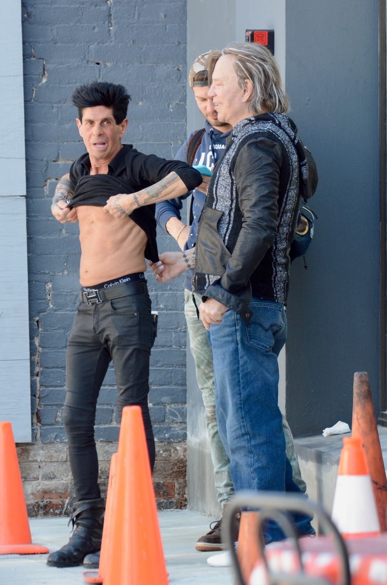 Mickey Rourke fue captado mientras convivía con un amigo en Beverly Hills y llamó la atención cómo luce su rostro tras las diversas operaciones estéticas a las que se ha sometido a lo largo de los años.