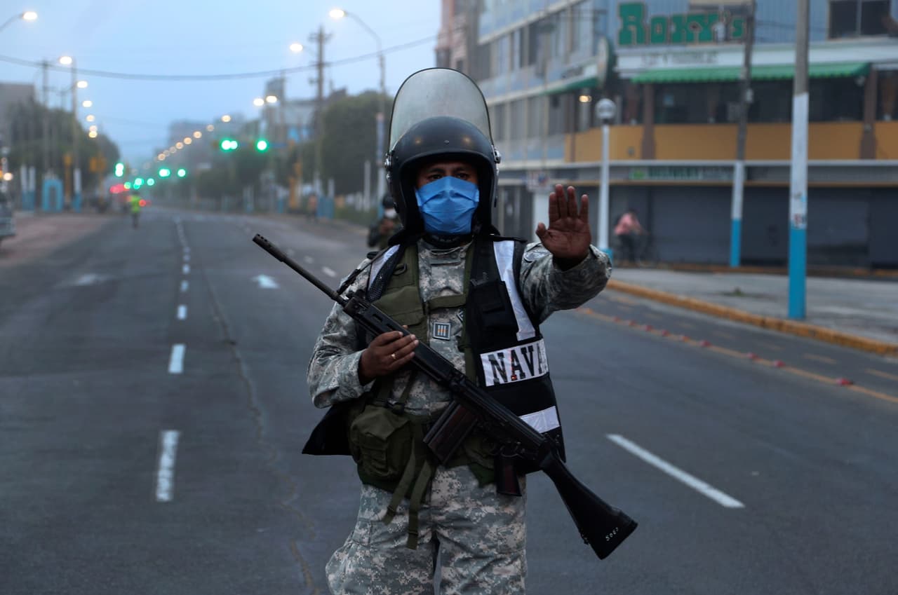 Un soldado peruano controla el tráfico rodado en Callao.