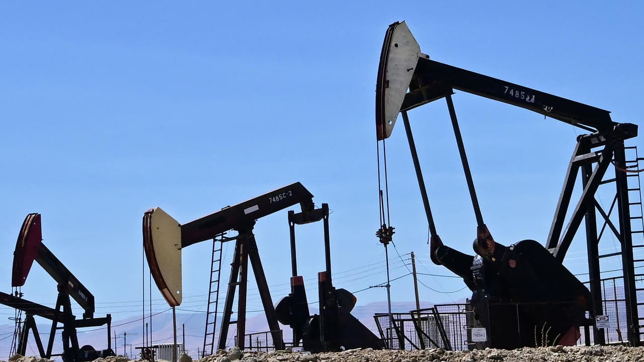 En un minuto: Biden liberará 15 millones de barriles de petróleo para controlar precio de gasolina