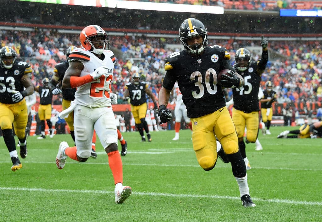 9)
<b>James Conner</b>. En 31 acarreos recorrió 135 yardas con dos anotaciones y aunque Steelers Y Browns empetaron 21-21, remplazó sobremanera al estelar Le'Veon Bell, en paro por falta de arreglo.