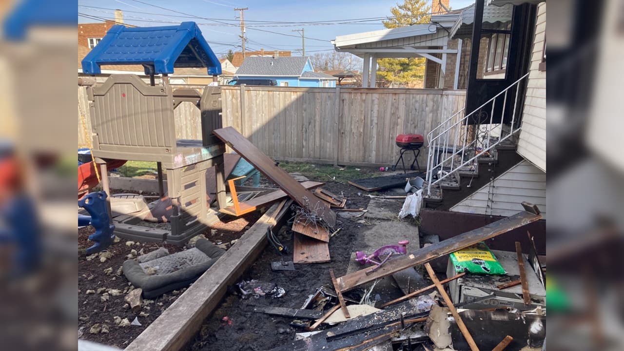 Esta mañana, el sitio permanecía resguardado, mientras los escombros daban cuenta de la magnitud del fuego.
<br>