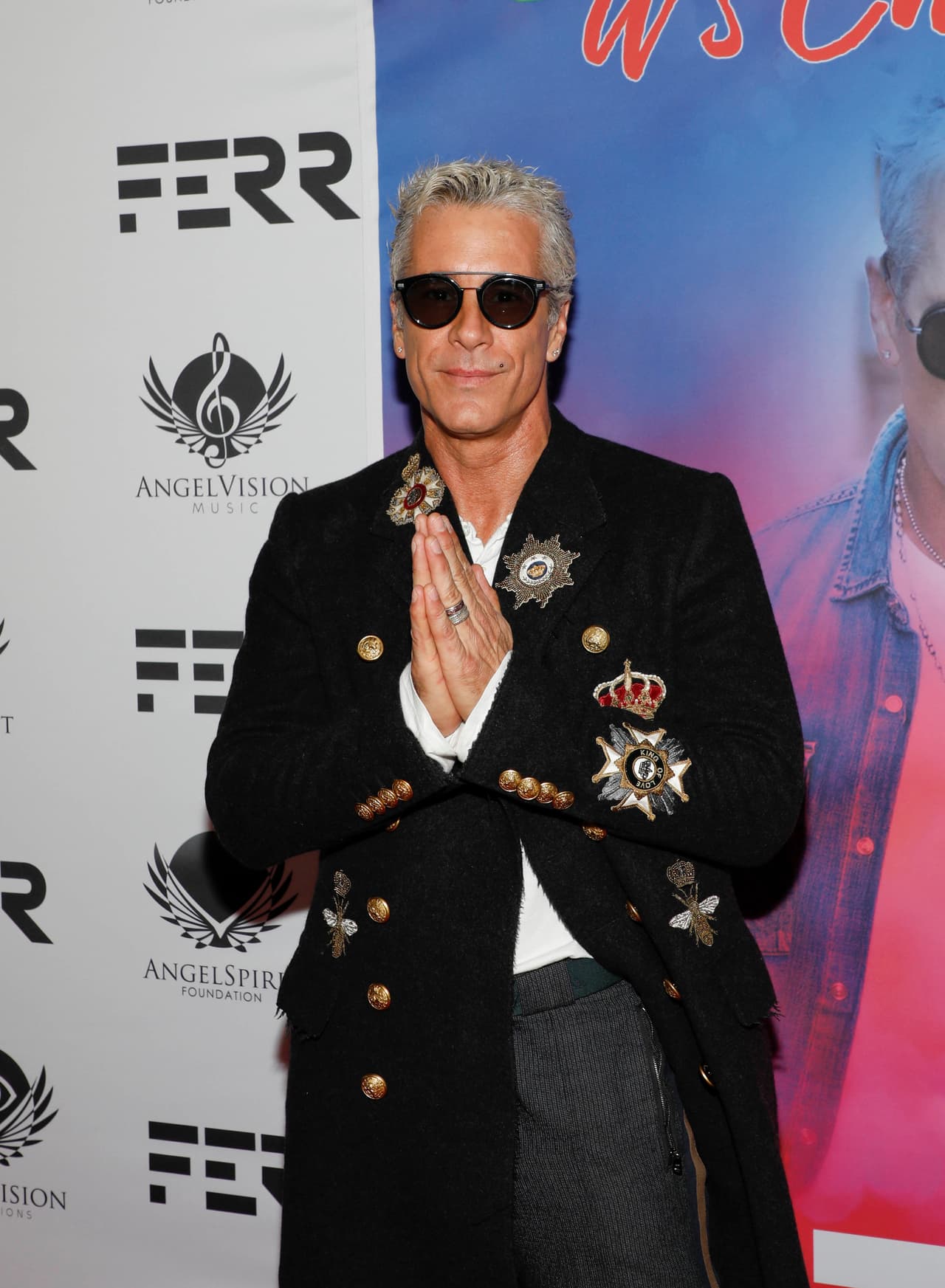 El actor 
<b><a href="https://www.univision.com/famosos/fernando-carrillo-niega-haber-intentado-tener-un-romance-con-sara-corrales-fotos">negó todo</a></b>: “Sara es una belleza. Terminamos una gira de casi 32 ciudades por México y acabo de hablar con ella hace cinco minutos, me dijo, ‘Fer, insólito que esto suceda’”, afirmó Carrillo en declaraciones al programa Intrusos.