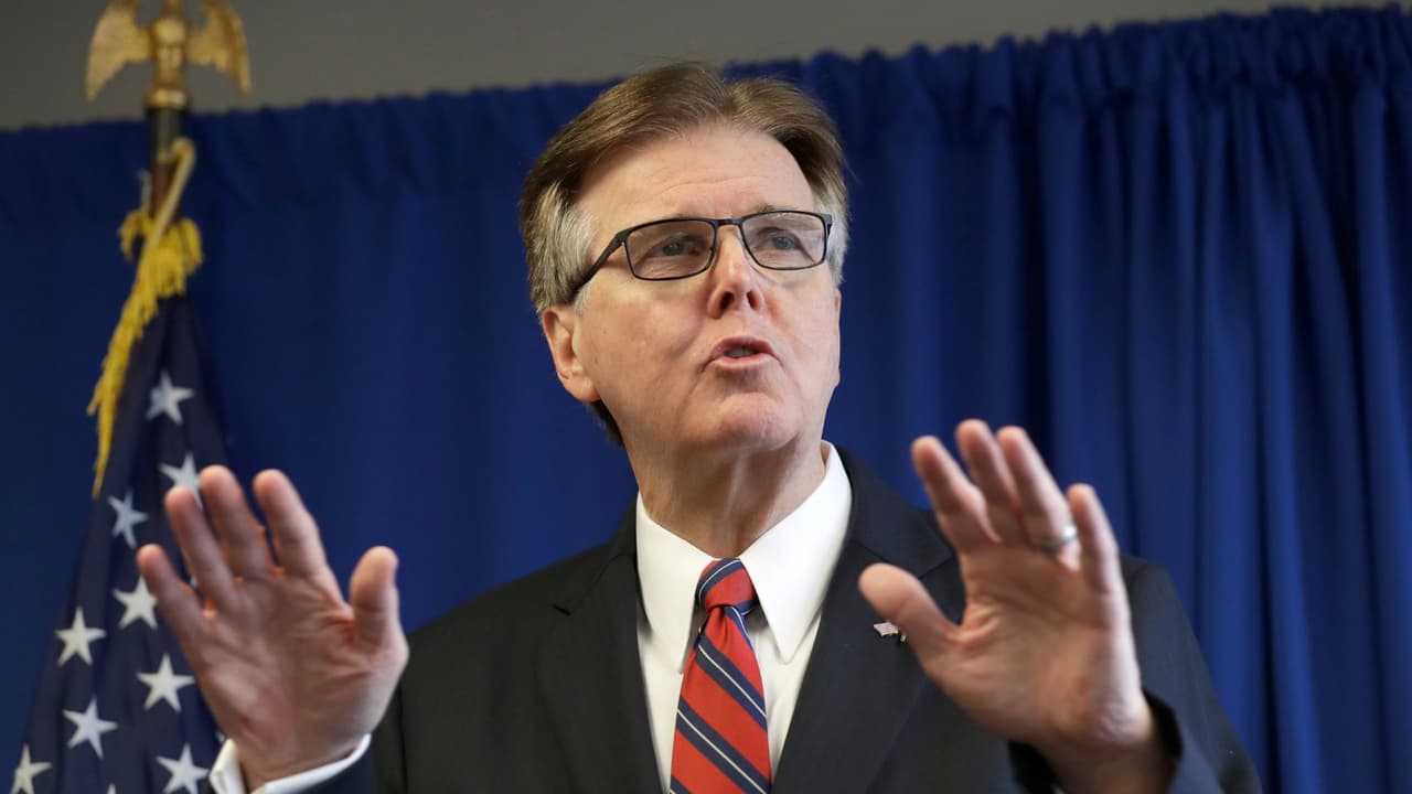 <h2 class="cms-H2-H2">Dan Patrick, republicano, vicegobernador de Texas</h2>
<br>
<br>"Como todos esta noche, estoy conmovido por el intento de asesinato del presidente Trump, por él y por nuestro país. Nuestras oraciones por la familia del partidario de Trump que murió y por todos los heridos.
<br>
<br>Mi mensaje de texto al presidente esta noche,
<br>
<br>Con el más mínimo giro de tu cabeza en un simple microsegundo o el escudo de un teleprompter, tu vida fue salvada por la Gracia de un Dios Santo y Misericordioso. Compartí con usted no hace mucho, en nuestro vuelo a Houston, que Dios ha tenido su mano sobre usted desde que se postuló por primera vez para presidente. Eso creo. Ningún hombre podría sobrevivir a todo lo que habéis pasado sin la Gracia de Dios sobre vosotros.
<br>
<br>El versículo de la Biblia "¿Y quién sabe si no has llegado a tu posición real para un momento como este?" Aparece en el libro de Ester 4:14.
<br>
<br>Alabado sea Dios, tu vida se salvó "para un momento como este".
<br>
<br>Tu amigo siempre,
<br>Dan Patrick"