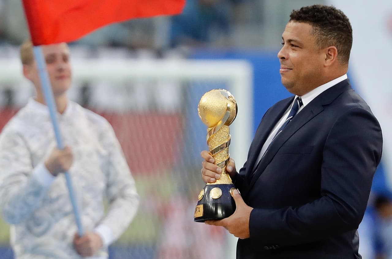 Ronaldo llevó la copa al San Petersburgo Arena en el marco de la ceremonia de clausura del torneo que arrancó casi dos horas antes del pitido inicial.